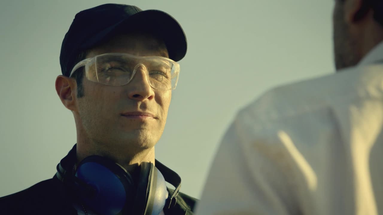 <b>César</b>, hijo de Luis, se ha convertido en un policía como él. Pretende seguir los pasos de rectitud y honestidad de su padre en la corporación.