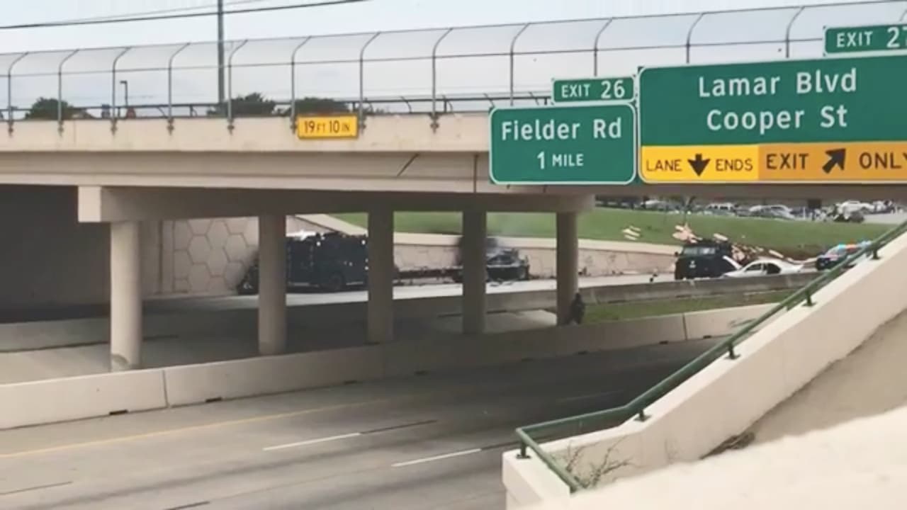 Una persecución policial en el norte de Texas terminó con un camión de 18 ruedas en llamas