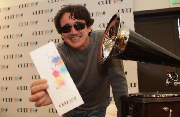 "Gran amigo, sonriente, sincero de niño, generosidad en persona, dentro y fuera de escena. Fue un honor y un placer tenerte como socio. Caio Junqueira está en paz.", finalizó en su mensaje la actriz.