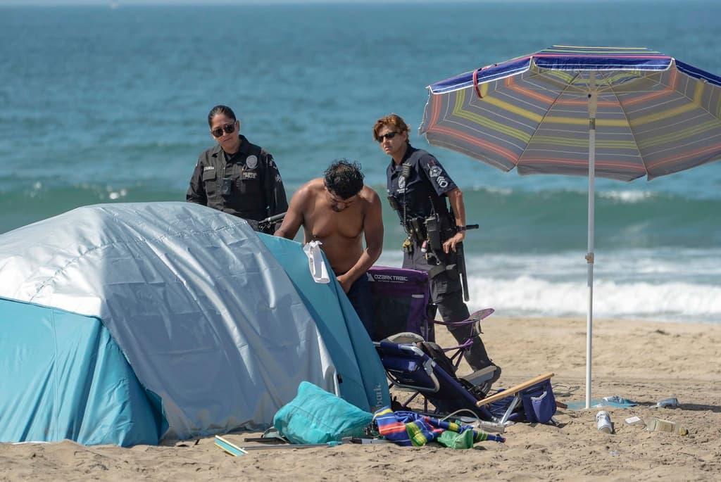 En los días previos al desalojo en Dockweiler State Beach, a las personas sin hogar que se habían establecido allí se les ofreció apoyo, que algunos se negaron a recibir. Este jueves, policías de Los Ángeles escoltaron a estos últimos a sus tiendas de campaña para que recogieran 
<b>un máximo de 60 libras</b> y desalojaran el área.