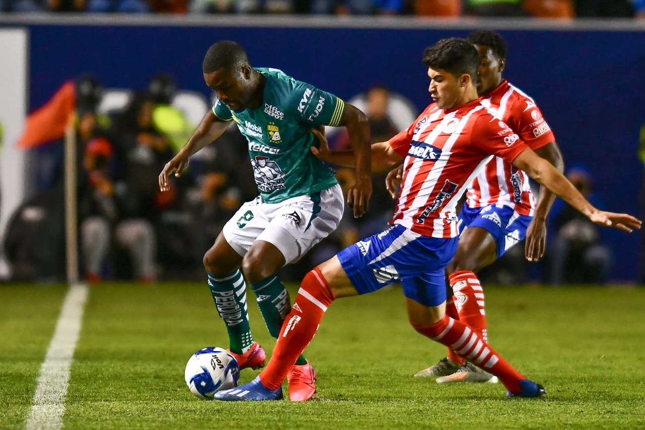 Joel Campbell gana y protege la pelota del delantero argentino Nicolás Ibáñez.