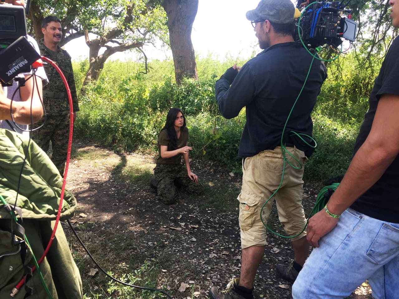 La cubana escuchaba atenta las indicaciones de los directores de escena y de cámara.