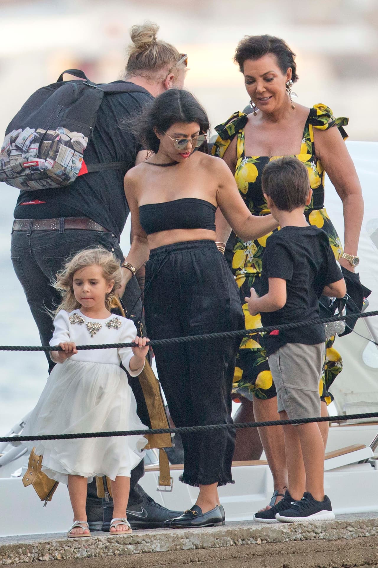 Penélope lució encantadora en un vestido blanco, mientras que su mami se dejó ver muy sexy.