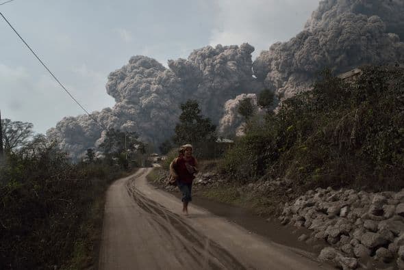 El país alberga más de 400 volcanes, de los que al menos 129 continúan activos y 65 están calificados como peligrosos. (Con información de Efe).