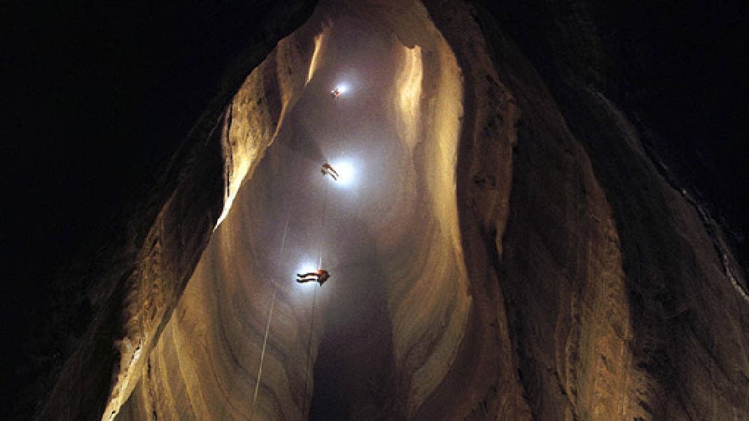 <b>Ellison's Cave (Condado de Walker)</b>: Hogar del Fantastic Pit, el pozo subterráneo sin obstrucciones más profundo de los Estados Unidos a 586 pies, Ellison's Cave es uno de los lugares de espeleología más populares del país. La cueva tiene 12 millas de largo y 1,063 pies de profundidad. Es la duodécima cueva más profunda del país.