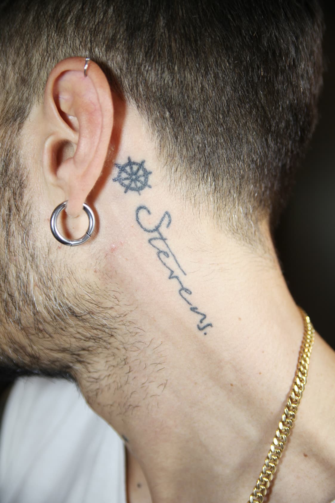 En la parte trasera de la oreja, Mike se tatuó un timón y el nombre 'Stevens'. Ambos son la representación de los que considera que son sus ángeles de la guarda: su hermano mayor y el mar. 
<b>Stevens es su hermano, que murió al nacer.</b>