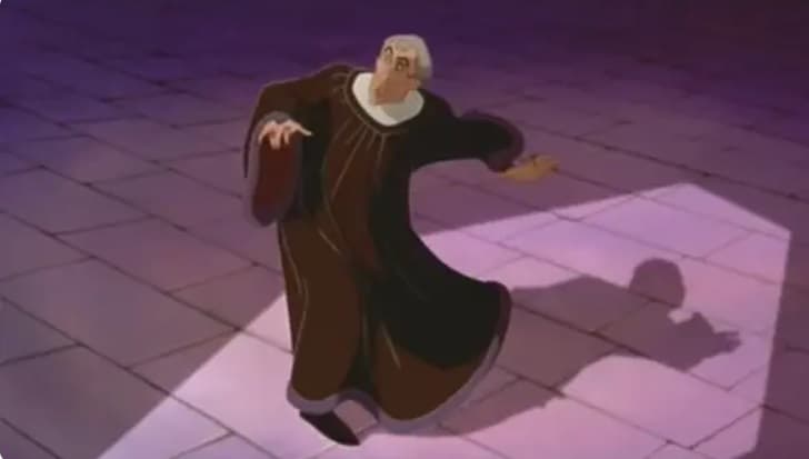 En la escena donde se percata que tiene sentimientos hacia la gitana Esmeralda, comienza a cantar la canción 'Hellfire' y durante unos segundos, se puede ver una luz en el piso en forma de ataud, la cual predice su muerte.