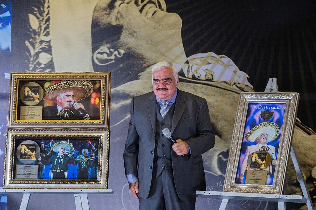 <b>15- Vicente Fernández: </b>El Rey de las rancheras se retiró de los escenarios en abril, y en septiembre sacó el disco en vivo de ese magno evento, titulado
<i>Un azteca en el azteca</i>. Sin embargo, sus clásicos nunca pasan de moda.