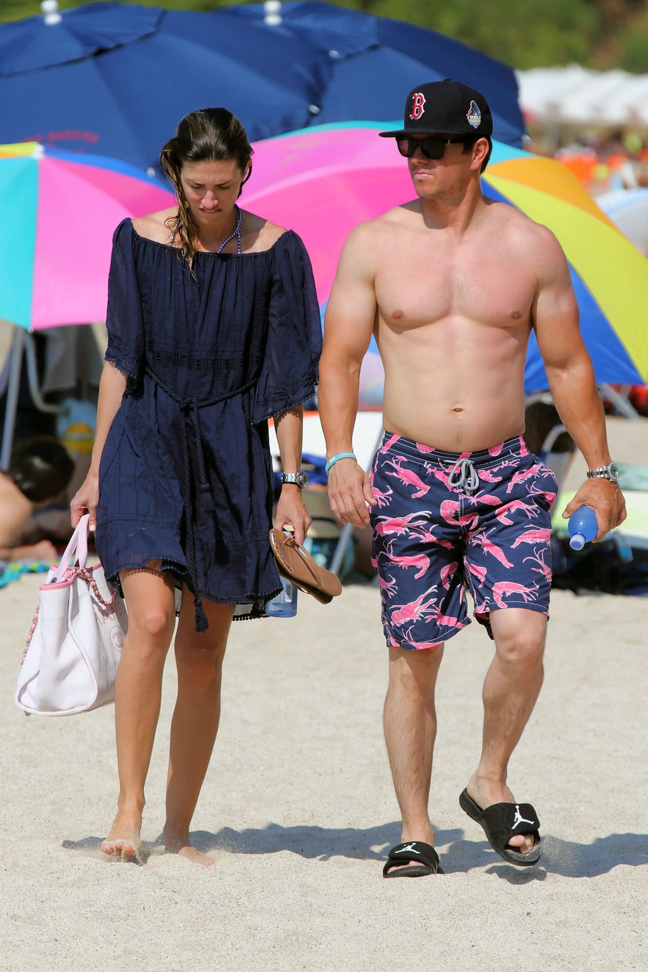 Aquí lo vemos caminando con su esposa, Rhea Durham.