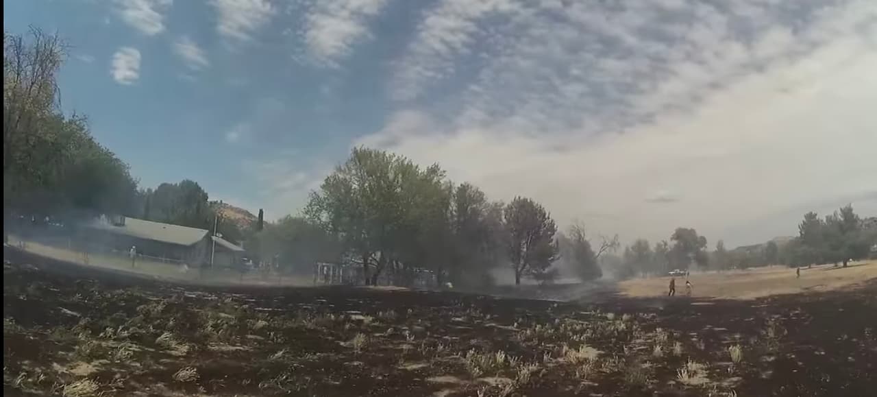 Dos edificios destruidos y daños por más de $30,000: el saldo de un incendio causado por un niño de 11 años