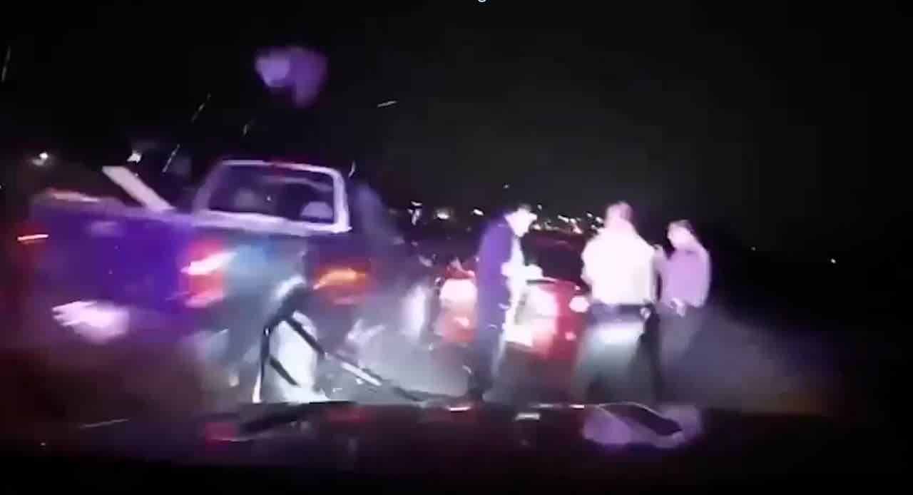 Agentes y conductor se salvan por centímetros de ser arrollados por camioneta