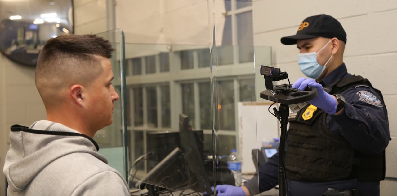 El Departamento de Aduanas y Protección Fronteriza de los Estados Unidos (CBP, por sus siglas en inglés) lanza: “
<b>Simplified Arrival</b>”; Un proceso que utiliza la tecnología de comparación biométrica facial para automatizar el chequeo de documentos que se requieren para la admisión a los Estados Unidos.
<br>