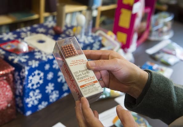 <b>Imanes (especialmente los de alta potencia) pueden causar lesiones graves y hasta mortales. </b>Los juguetes con imanes pueden ser divertidos y educativos, pero un imán suelto, y especialmente uno de alta potencia (también conocidos como de tierras raras) conlleva riesgos. La ingestión de más de uno de estos imanes puede poner en peligro la vida, pues los imanes pueden unirse en el sistema digestivo y causar daños graves. Ha habido varios casos niños y adolescentes que los han ingerido y necesitado cirugía o incluso muerto. 
<br>Por eso la CPCS recomienda que los sets con imanes pequeños estén fuera del alcance de niños menores de 14 años y que los sets de juegos y construcción que contengan estos imanes también estén bien almacenados.
<br>