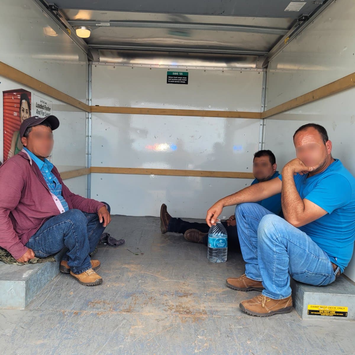 Más de 40 inmigrantes murieron luego de permanecer encerrados en un camión de carga, por Arizona siguen cruzando indocumentados en camiones de U-haul cuando las temperaturas superan los 105°F (42°C). Dos ciudadanos estadounidenses de 16 años que transportaban a los tres ciudadanos mexicanos fueron arrestados cerca de Benson, Arizona.