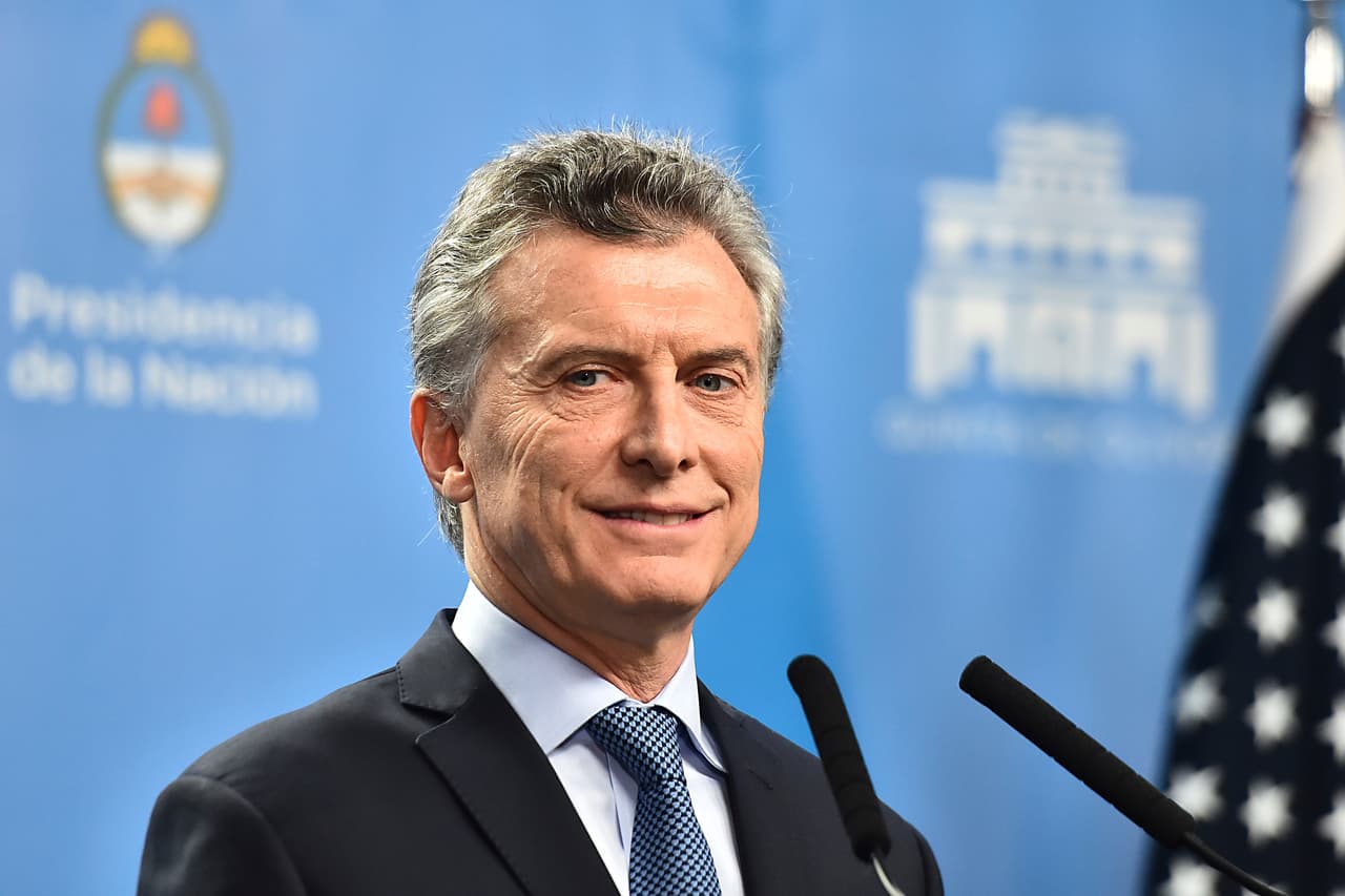 <b><a href="https://www.univision.com/temas/mauricio-macri">Mauricio Macri</a>, presidente argentino</b>. Llegó a la presidencia argentina en 2015, luego de 12 años de gobierno kirchnerista. Es un presidente de centroderecha que llegó tras una ajustada victoria electoral en segunda vuelta electoral, con cerca de un 3% por encima de su contrincante, Daniel Scioli, candidato del kirchnerismo. Desde su llegada al gobierno ha llevado a cabo medidas antipáticas para muchos como la reducción de subsidios a servicios. Pero tras 12 años de gobierno del matrimonio Kirchner, Macri es visto por muchos y
<a href="http://time.com/collection/most-influential-people-2018/5238110/mauricio-macri-2/" target="_blank">destacado en la revista</a>, como el hombre que acabó con el populismo y que está 'abriendo' la economía de Argentina al mundo, colocando al país nuevamente en mercados crediticios internacionales. Su llegada ha sido recibida en la región como una de las voces fuertes en el cambio de postura frente al gobierno venezolano, tornado cada vez más en antidemocrático, y que con los gobiernos populistas que predominaban previamente en países como Argentina, Brasil, Bolivia y Uruguay gozaba de poco escrutinio.