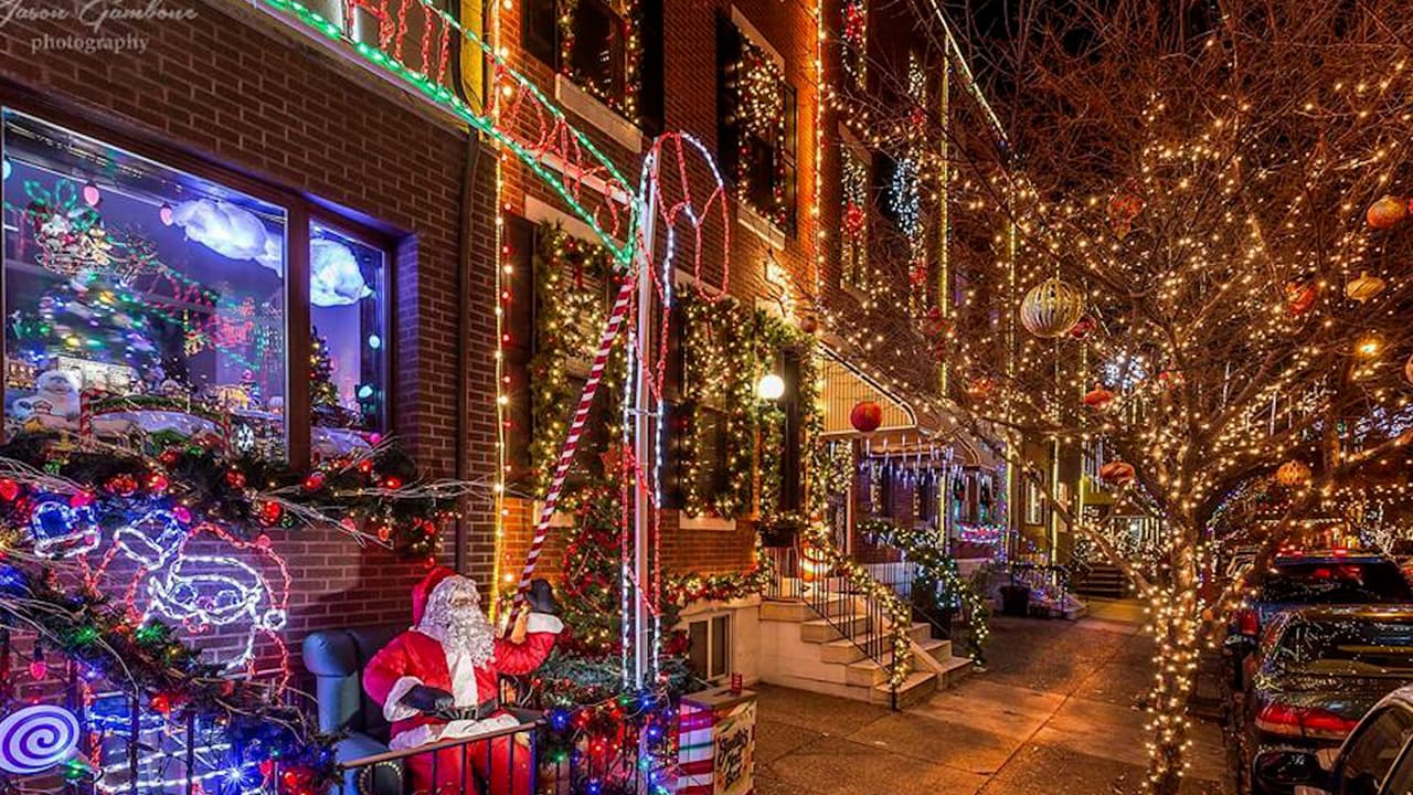 Con la llegada de diciembre se iluminan las calles y los espectáculos de luces navideñas inundan muchas ciudades de Pensilvania. Entre los espectáculos más destacados está The Miracle on South 13th Street en Filadelfia. Más información 
<b><a href="https://www.univision.com/local/philadelphia-wuvp/the-miracle-on-south-13th-street-en-filadelfia-fotos">aquí</a></b>.