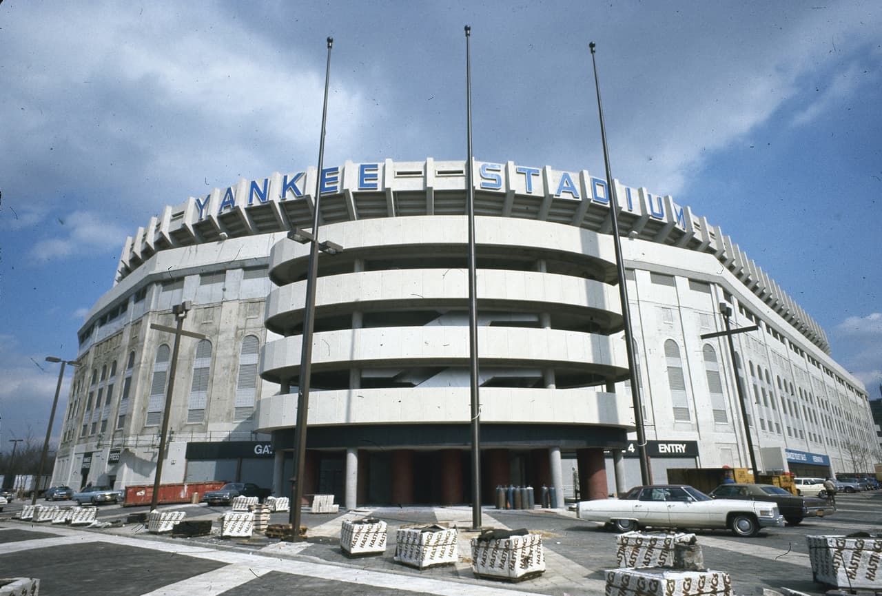 El 15 de abril de 1976 vuelve a abrir sus puertas el mejorado Yankee Stadium con una victoria de Yankee 11-4 sobre los Mellizos de Minnesota.