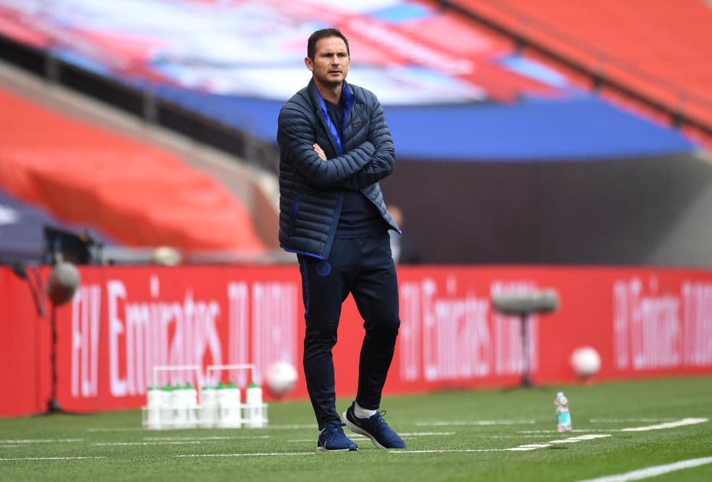 Manchester United 1-3 Chelsea | Oliver Giroud (45+11’) adelantaba a los de Lampard. Mount (46’) hizo el segundo y Maguire (74’) sepultó a los de Manchester con un autogol. El descuento llegó de los botines de Bruno Fernandes quien cobró una pena máxima. Chelsea se enfrentará al Arsenal en la final de la FA Cup, una de las competiciones más añejas del futbol mundial.