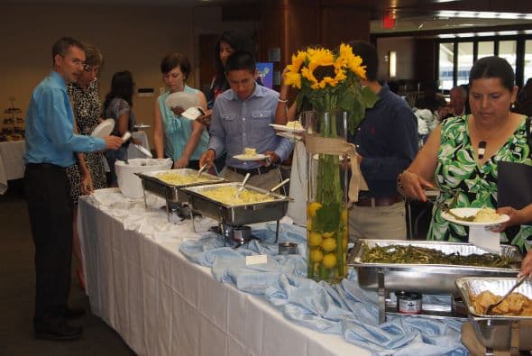 Como cada año, desde 2004, Univision Atlanta y Brandsmart festejaron a los 16 jóvenes hispanos ganadores de la beca Liga de Campeones y medio de una emotiva ceremonia que concluyó con una deliciosa cena para todos los asistentes.