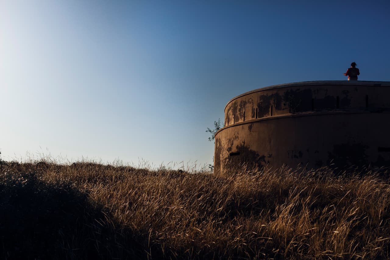 La Purísima, un antiguo fuerte militar que hoy es el centro más grande de acogida de menores de Melilla, hoy tiene 600 internos. Al cumplir los 18 años, los jóvenes son expulsados a la calle sin proveerles ningún tipo de protección o seguimiento.
