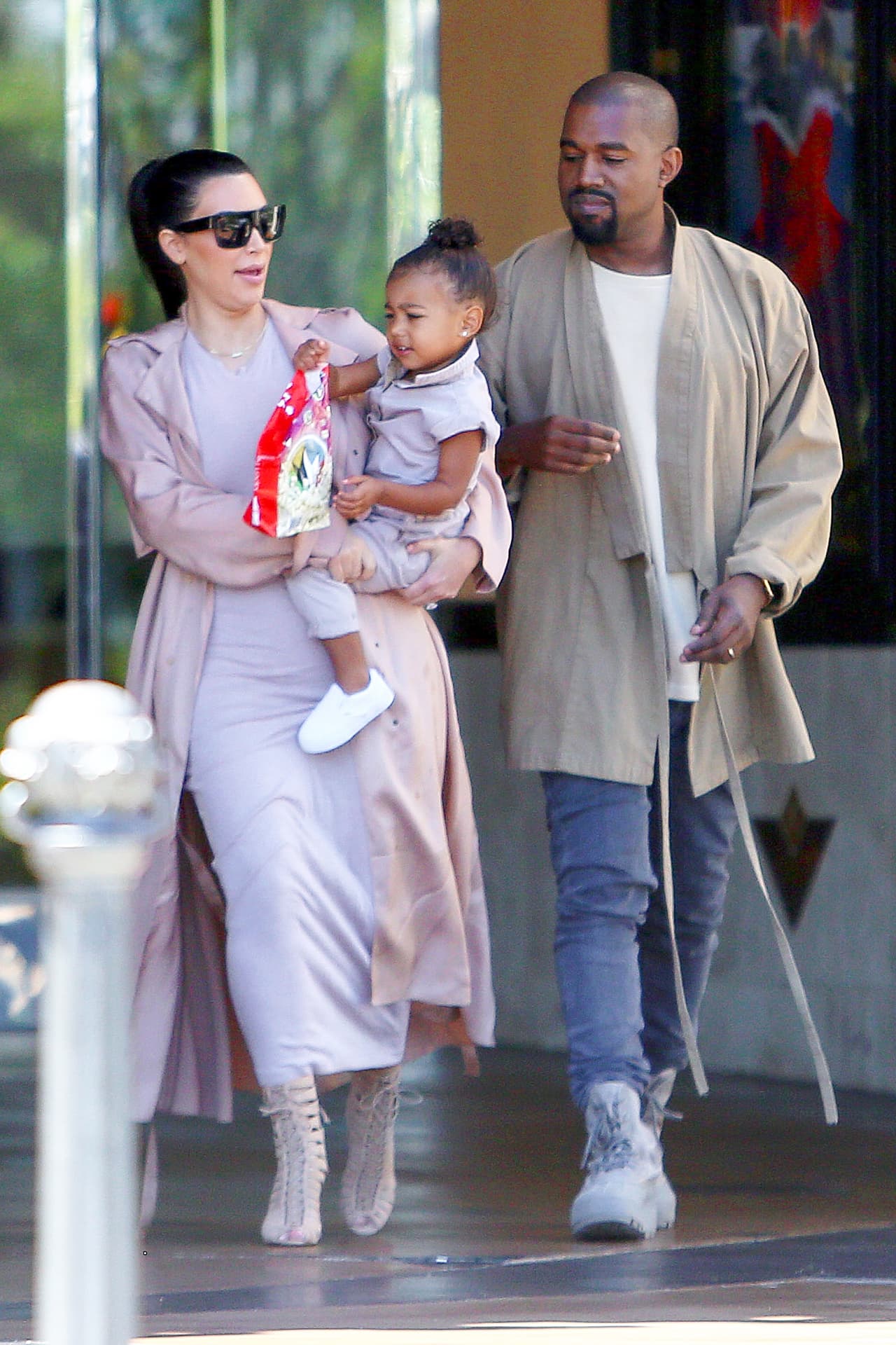 Kanye le comró unas golosinas a su nena.