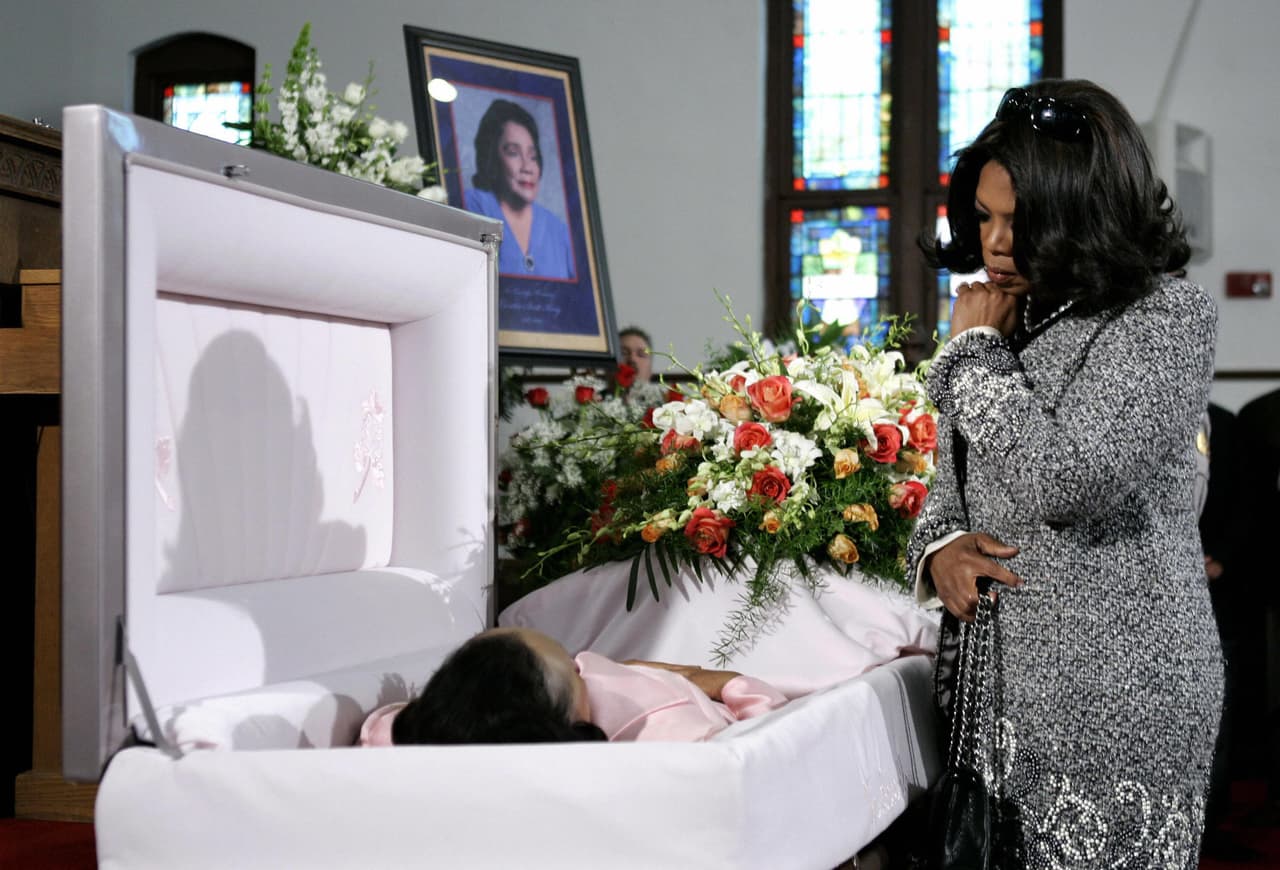 <b>El funeral de Koretta Scott King. </b>La presentadora ha sido activa en toda su carrera por los derechos de los afroestadounidenses
<b>. </b>En 2006 estuvo presente en el funeral de Coretta Scott King, viuda del líder de los derechos civiles Martin Luther King. La emotiva ceremonia fue celebrada en una iglesia bautista de Atlanta, Georgia.