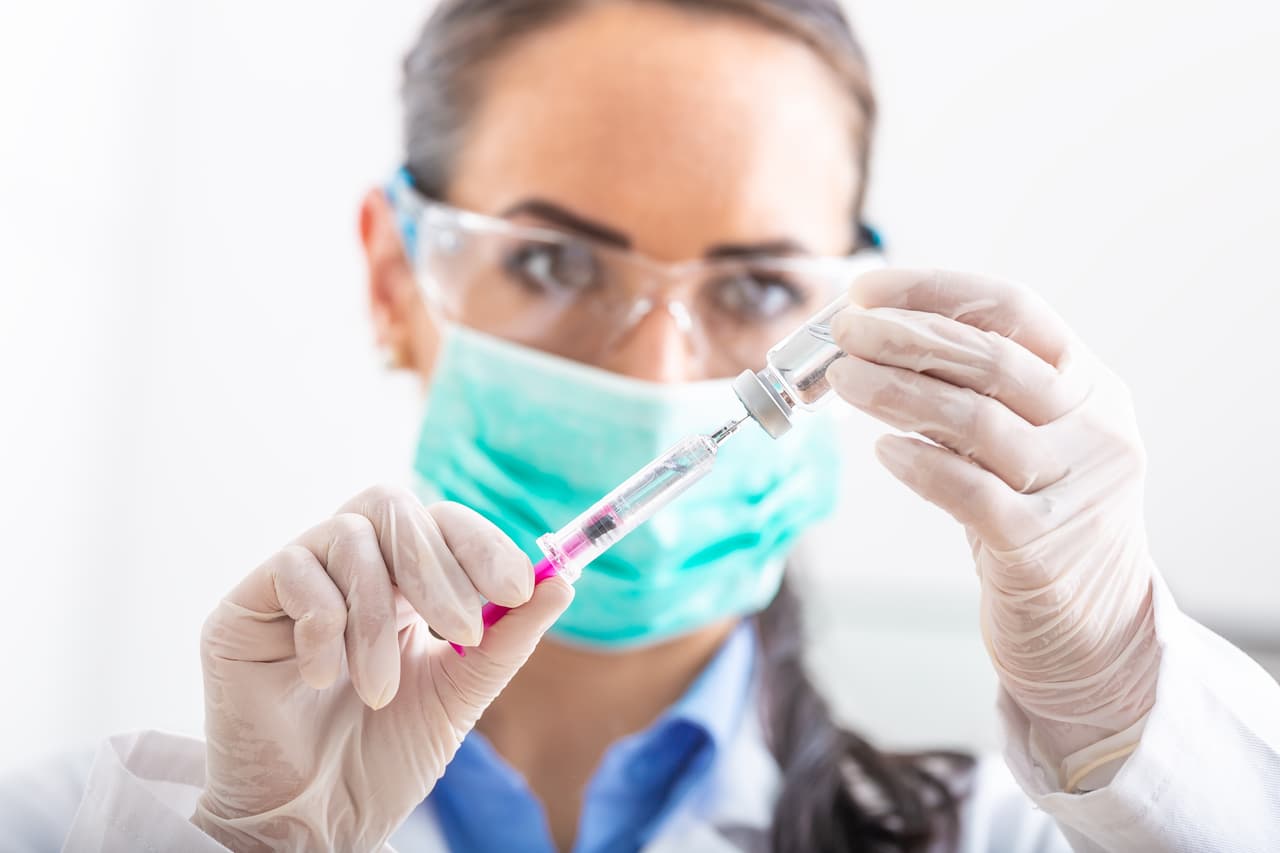 Los Centros para el Control y Prevención de Enfermedades (CDC) dicen que hasta 
<a href="https://www.univision.com/shows/noticiero-univision/que-se-puede-esperar-tras-la-aprobacion-del-uso-de-la-vacuna-de-pfizer-contra-el-covid-19-video">20 millones de personas en el país podrían ser vacunadas</a> este mes.