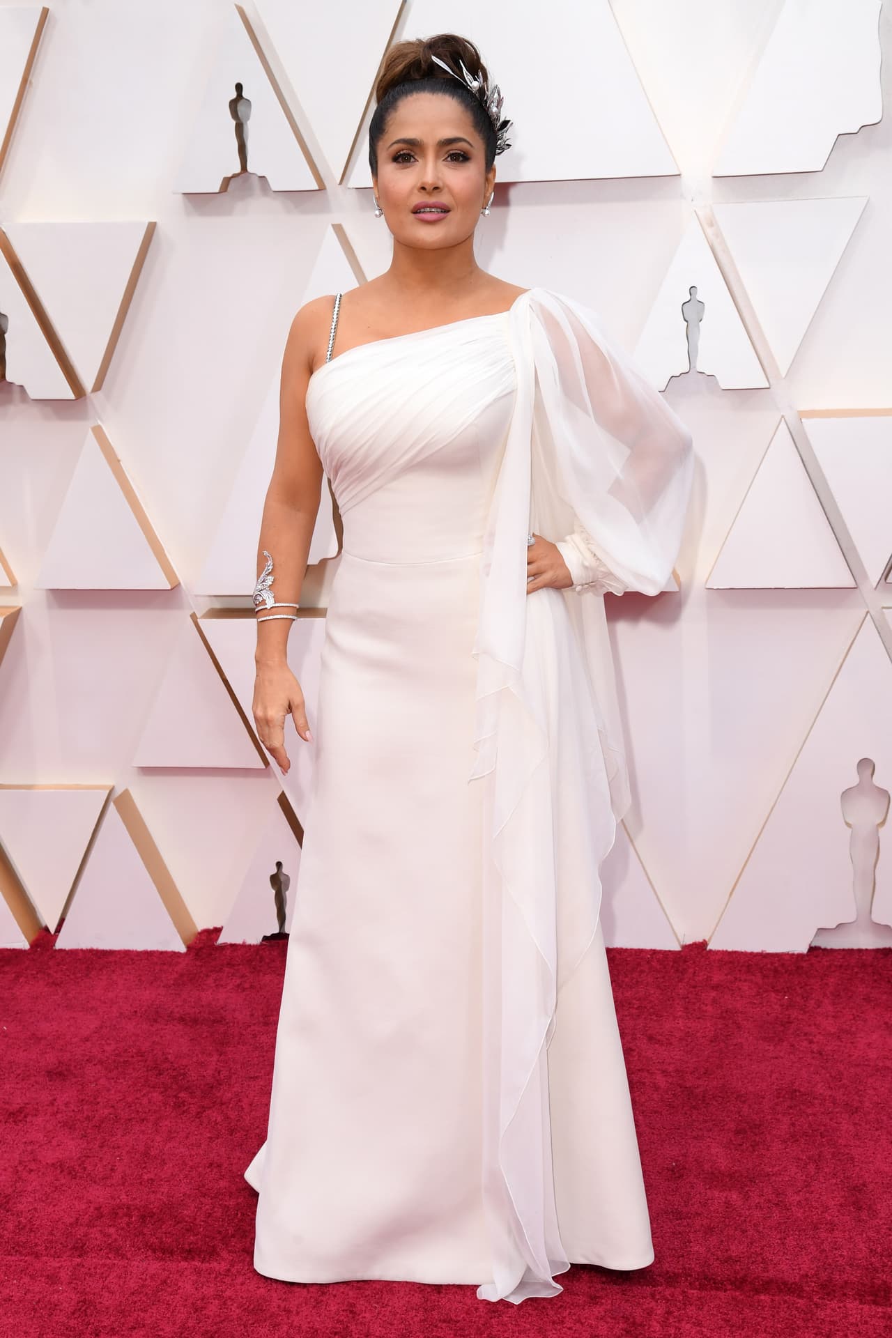 En febrero pasado, 
<b>Salma Hayek</b> eligió un ceñido vestido blanco Gucci para asistir a los premios Oscar. El modelo, con escote asimétrico, estaba sujetado con una tira de brillantes de un hombro y con una manga de tul del otro, una especie de cola caía por el lateral izquierdo del vestido.