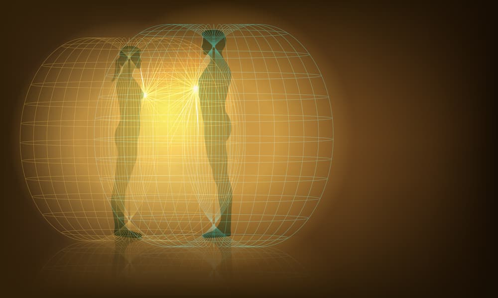 La intuición también nos llega a través del aura de las demás personas. Cuando conocemos una persona lo primero que nos llega es ese campo magnético que la envuelve y según sea nuestro nivel de desarrollo podemos percibirlo interiormente.