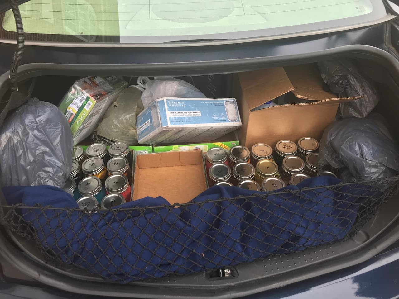 De distintos colores y sabores, las bebidas alcohólicas estaban almacenadas en la maleta de un vehículo que no contaba la debida documentación.