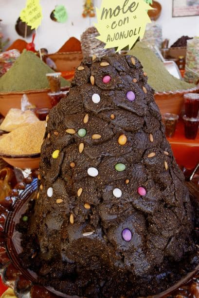 Pero elaborar el mole es toda una tarea titánica, se cocina a fuego lento, necesita tiempo, dedicación y sobretodo la integración de ingredientes, riqueza de las tierras nacionales, en una misma pasta.