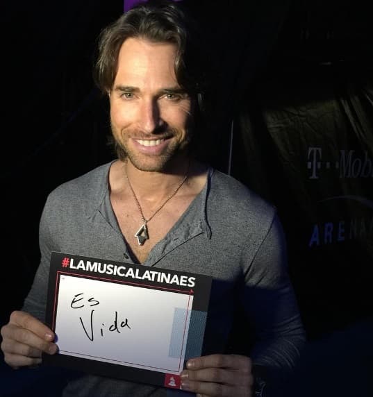 Llegando a Latin GRAMMY, Rulli mostró su entusiasmo de esta manera, ¡está listo para ser nuestro conductor!