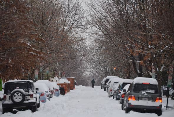 Calles y avenidas permanecen cubiertas de nieve y frío.