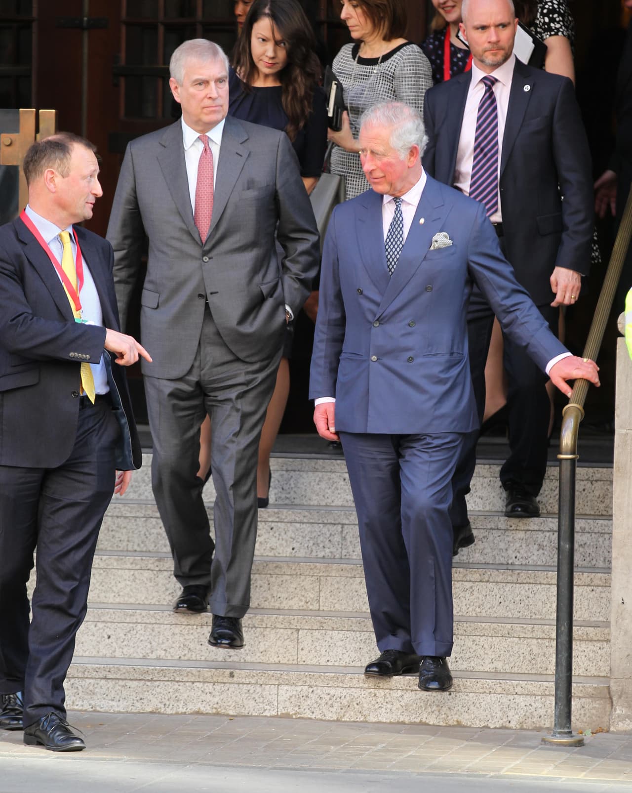 Según fuentes consultadas por este medio inglés, 
<b>el príncipe de Gales está furioso</b> porque su visita al pacífico sur, que tenía la intención de resaltar una serie de problemas ambientales, se ha visto completamente ensombrecida por la disputa sobre la relación
<b> <a href="https://www.univision.com/famosos/reportan-que-el-principe-andrew-perdera-su-salario-tras-reunirse-con-la-reina-isabel-fotos">del duque con Epstein</a></b>, quien fue acusado de delitos sexuales.
<br>