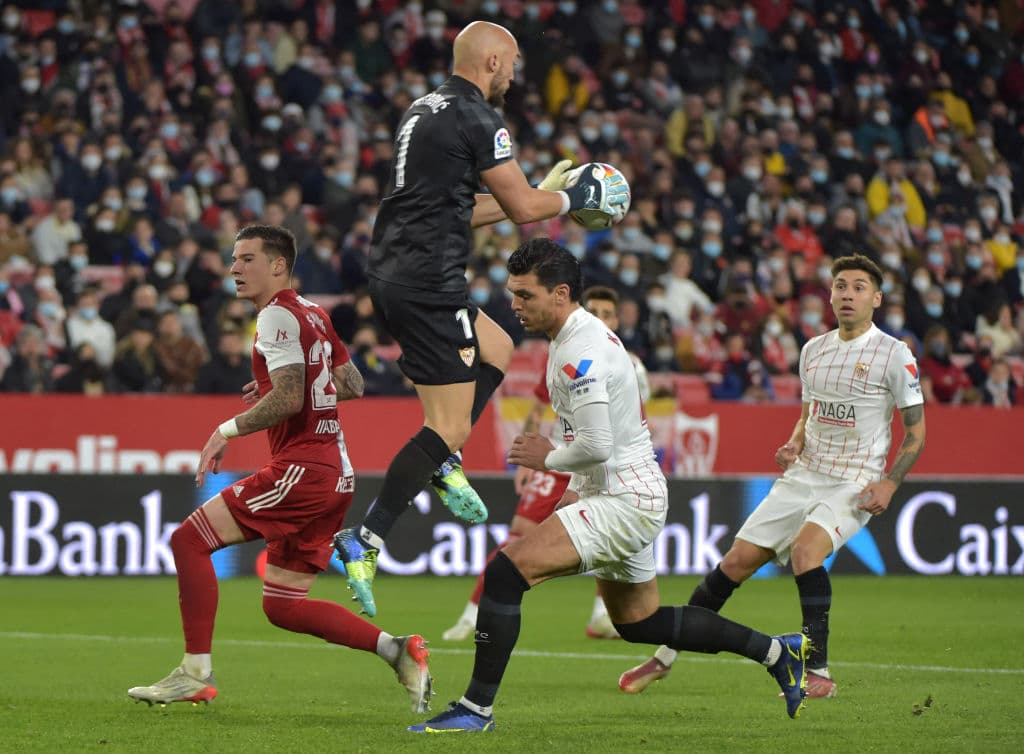 Los locales lograron conectar en el segundo tiempo para recuperar la desventaja de 0-2 para terminar empatando 2-2, Sevilla logró recatar el empate, pero le vuelve a dar oportunidad al Real Madrid de serpararse en la punta.