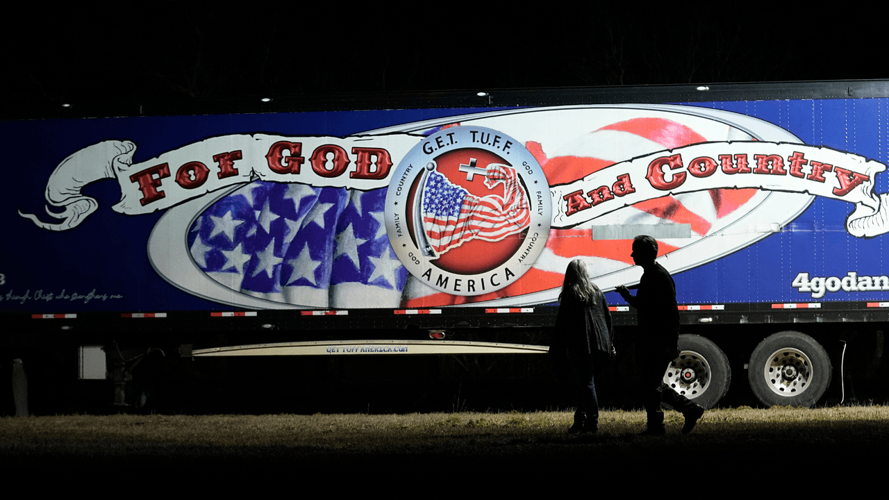 El convoy "Take Our Border Back" (tomar nuestra frontera de vuelta, en español), llegó a la frontera de Texas, al poblado de Quemado. 
<b>Esto es a unos cuantos kilómetros de Eagle Pass</b>, una ciudad que está envuelta en una polémica por la lucha entre el gobierno federal y el estado de Texas por el control migratorio.