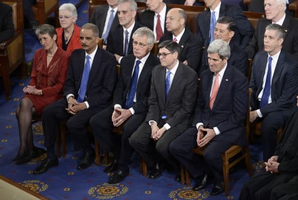En contraste con los miembros del gabinete presidencial que lucen concentrados.
