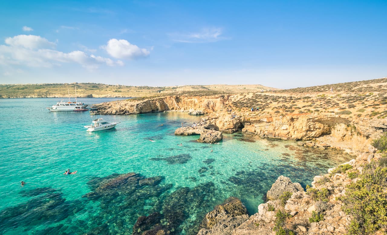 Tiene solo 1.3 millas cuadradas (3.5 kilómetros cuadrados). Comino es una pequeña isla del archipiélago maltés, situado en el mar Mediterráneo, entre las islas de Malta y Gozo.