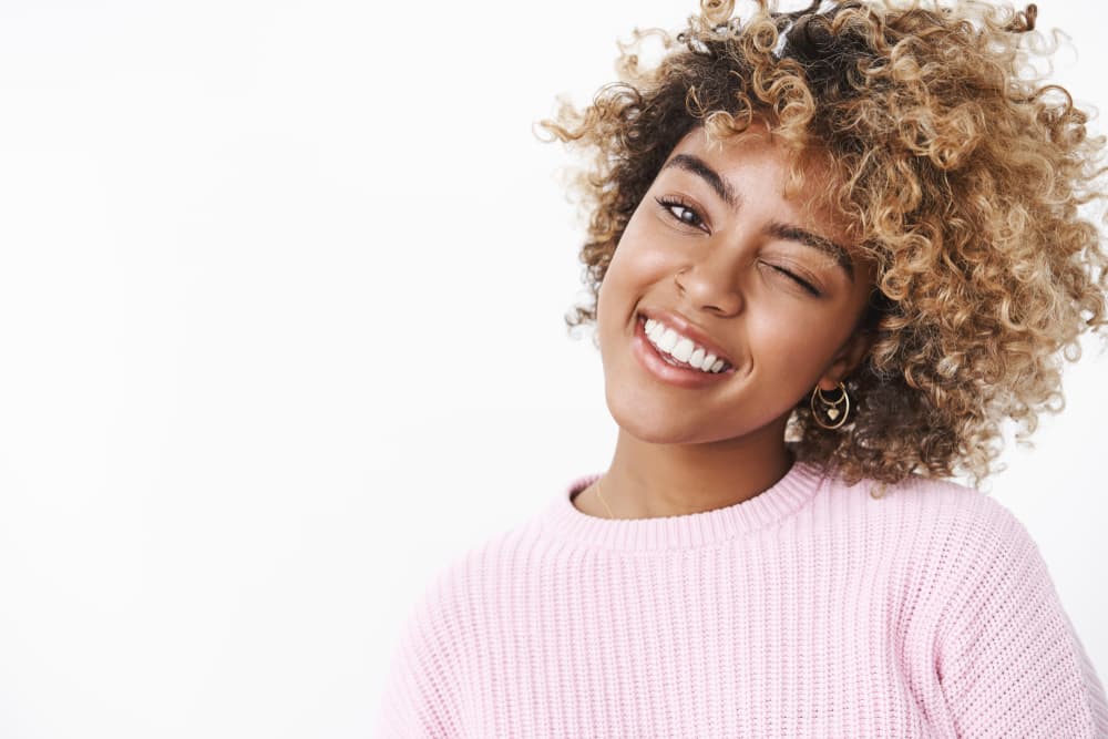 Confías demasiado en tu carisma y sensualidad y crees que eso es todo para atraer románticamente al otro, pero no. Tienes que bajarle a eso, no todo es carisma y sensualidad.