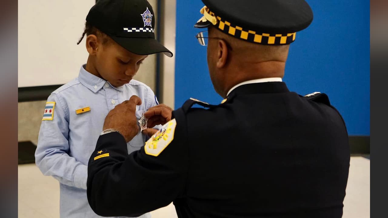 Khalil, niño de 4 años, con anemia falciforme, es nombrado oficial honorario del Departamento de Policía de Chicago