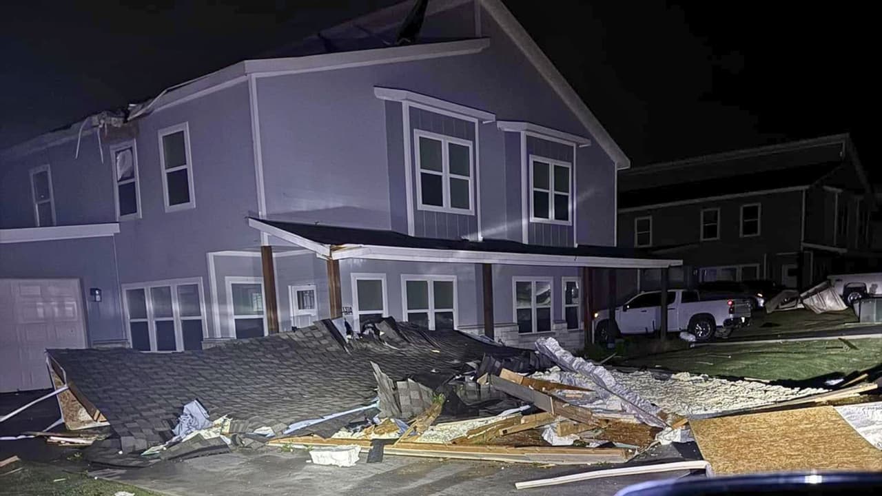 También
<b> se registraron afectaciones en los condados de Montague y Wise. </b>El Servicio Nacional de Meteorología anunció que
<b> este lunes 21 de abril enviará equipos a las zonas afectadas para realizar un levantamiento detallado de los daños</b>. Esta inspección permitirá confirmar
<b> cuántos tornados tocaron tierra y determinar su categoría</b> (Intensidad). Fotografía del Servicio de Emergencias del condado Parker.