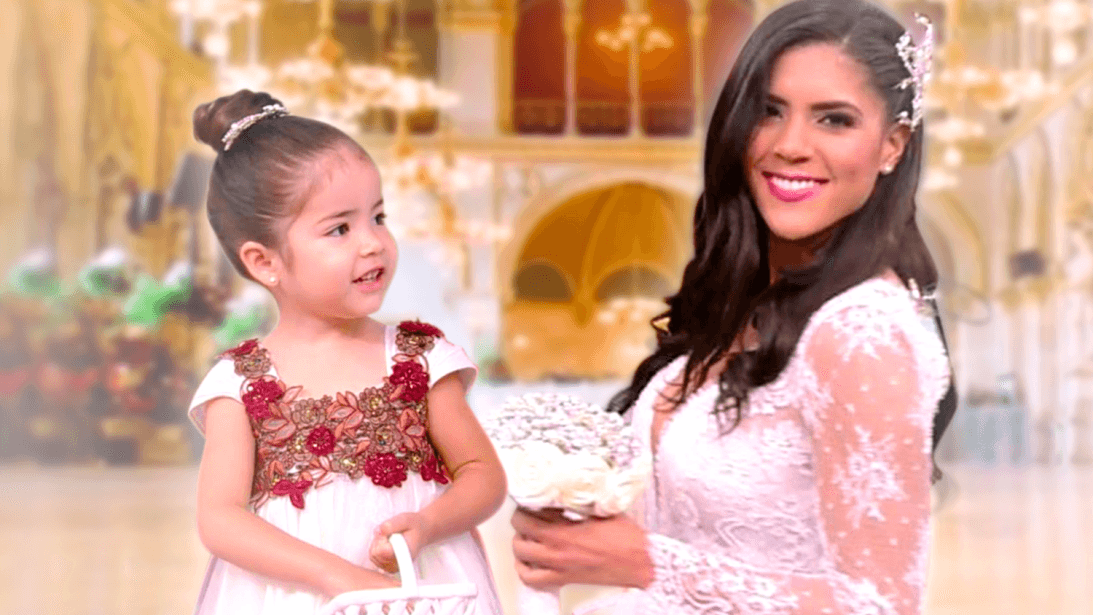 En su faceta de modelo, ha desfilado con prendas para pajecitos en Despierta América. Aquí se encuentra con Francisca quien también modelaba pero vestidos de novia, no hay duda de lo bien que se ven juntas.
<br>