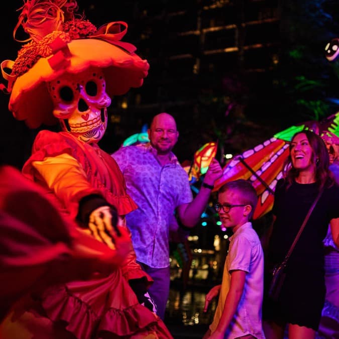 El desfile consiste de botes decorados con altares, catrinas y esqueletos en todas partes para celebrar la vida y la muerte de nuestros seres queridos.