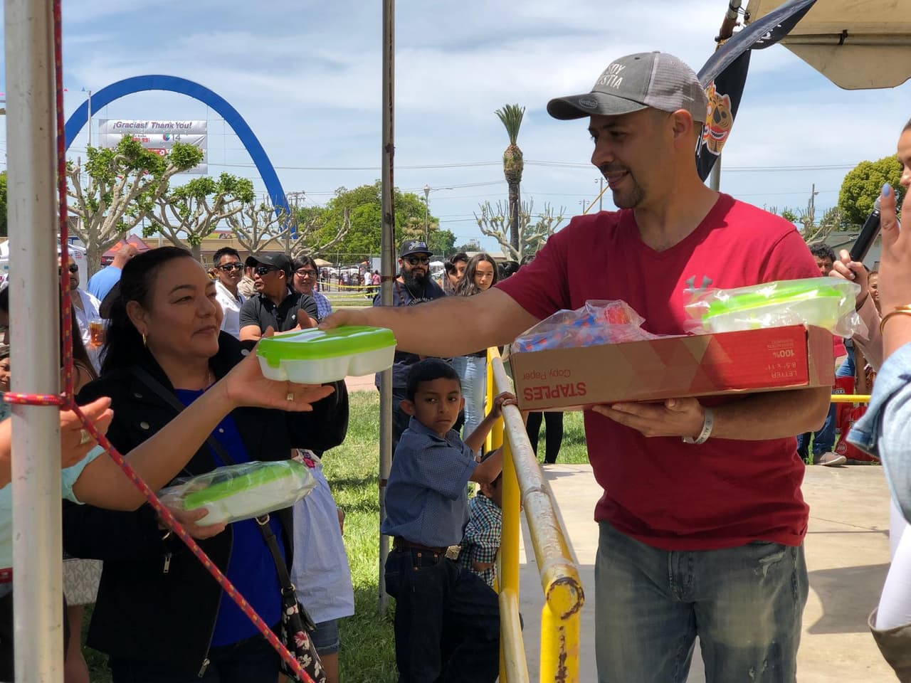 Pancho repartió los regalitos, pero el obsequio mayor lo recibió el locutor al pasar tiempo con sus fans.
<br>