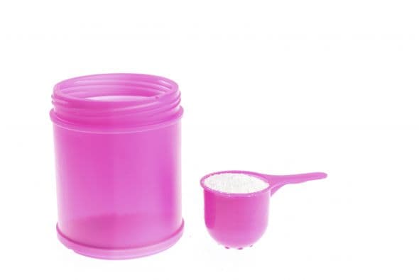 Si la macha es más difícil, usa el detergente en polvo y déjalo actuar por más tiempo. Luego frota con la esponja y es seguro que la mancha se habrá ido.