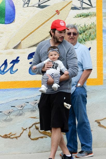 La nena poco a poco se ha acostumbrado a las cámaras.