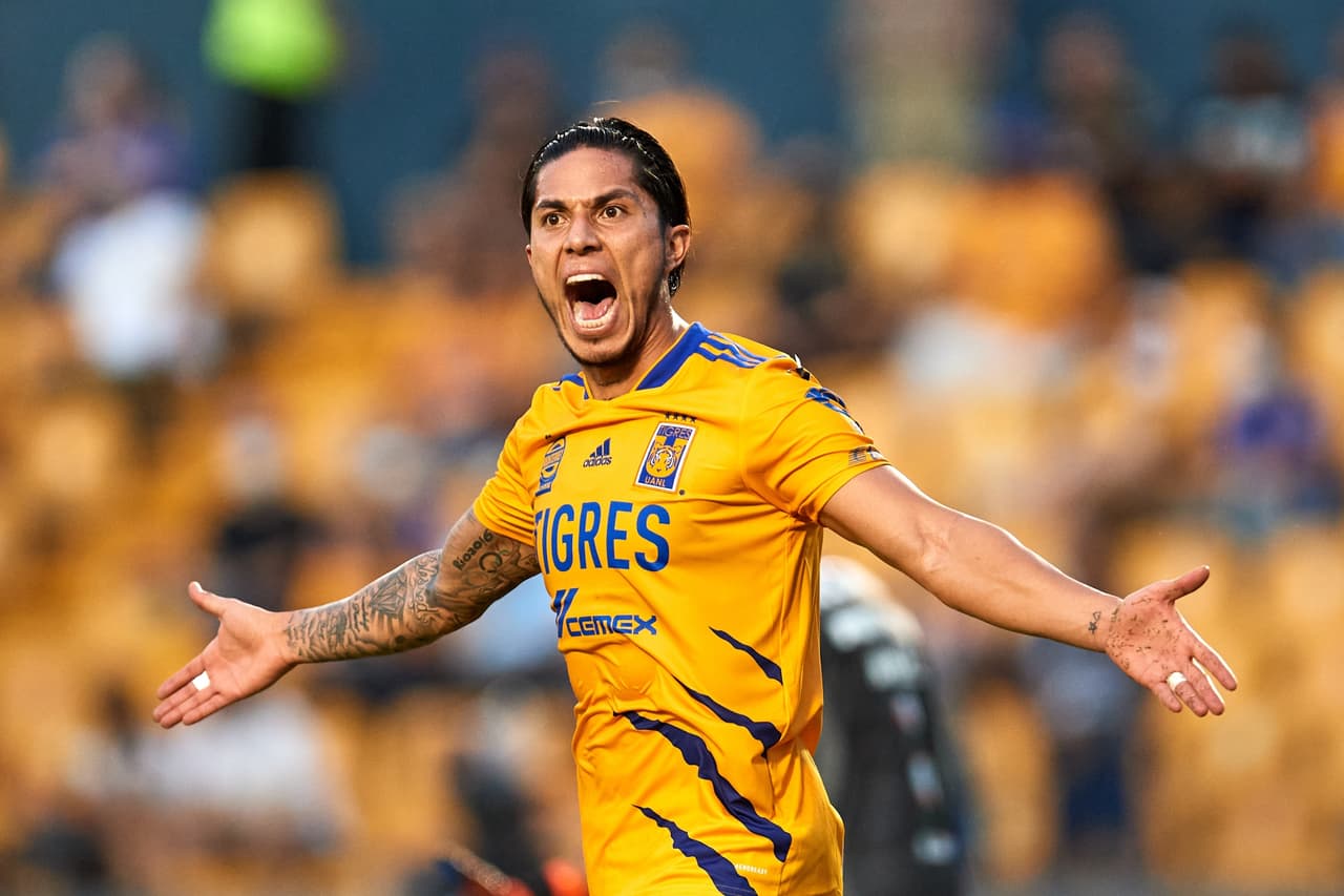 Carlos Salcedo lideraba la endeble línea de tres que formó con Ayala y Reyes al inicio del partido.