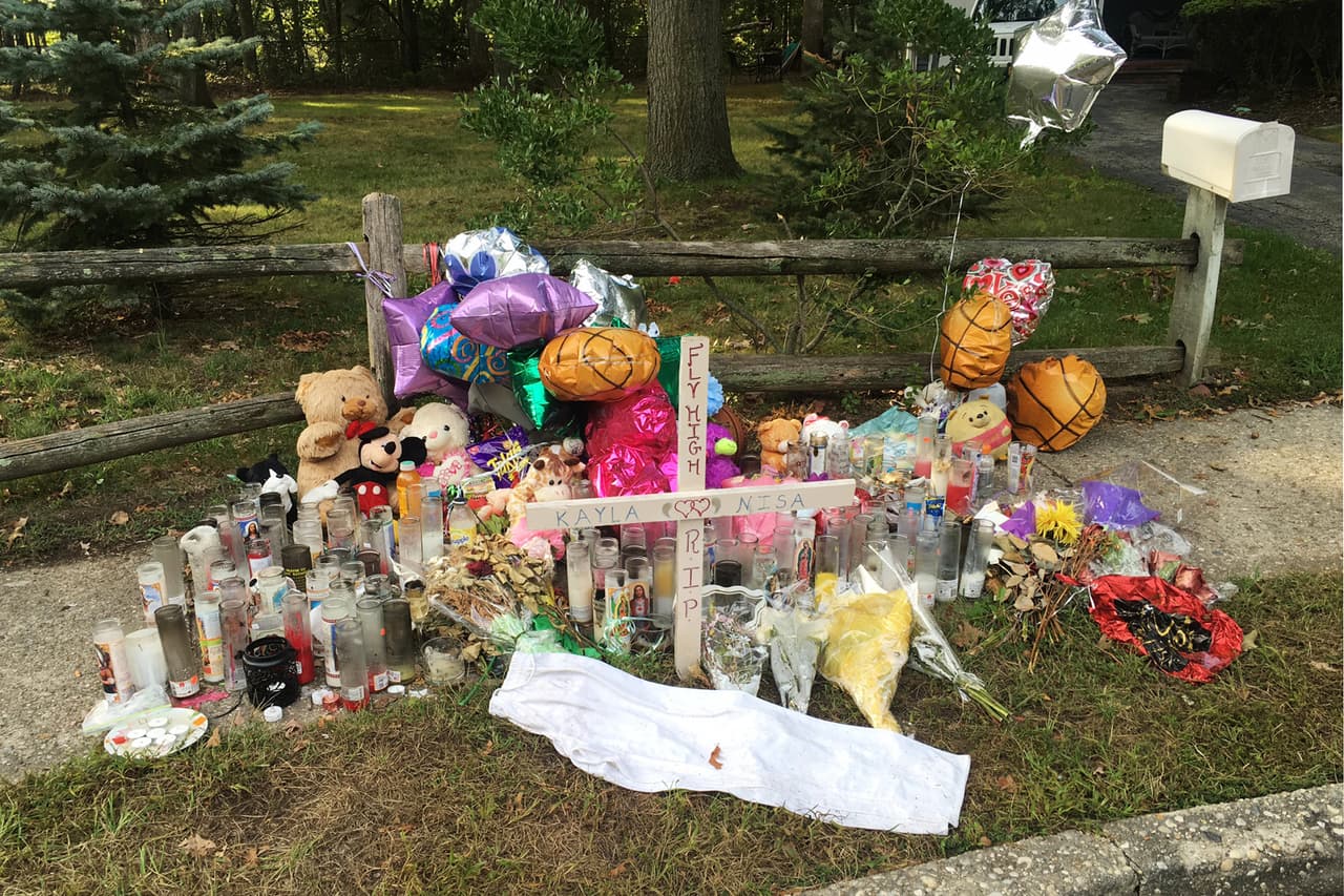 En esta fotografía del 27 de septiembre de 2016 puede apreciarse un monumento conmemorativo en honor de Nisa Mickens y Kayla Cueva cerca del sitio donde sus cadáveres fueron encontrados en Brentwood, Nueva York. Las chicas, que eran mejores amigas, fueron asesinadas. Múltiples adolescentes de la misma secundaria en Long Island han sido hallados muertos, y aunque la policía sospecha que todos los fallecimientos están relacionados con la violencia de las pandillas, sólo han dado a conocer algunos detalles. (AP Foto/Claudia Torrens)