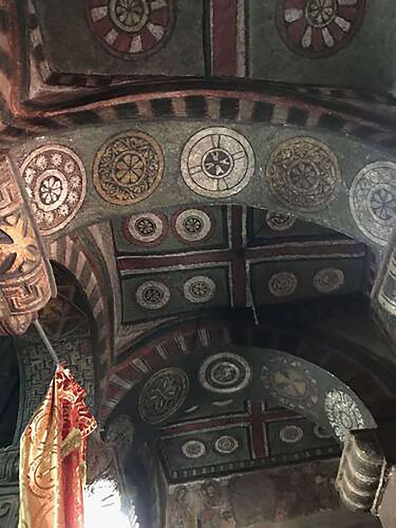 Las figuras talladas en el techo de una de las iglesias. Tras la reconquista de Lalibela este domingo, Demeke Mekonnen, titular de Asuntos Exteriores de Etiopía, visitó las iglesias. 
<br>
<br>“Les tengo un gran respeto por preservar la herencia religiosa de Lalibela, el destino turístico mundial”, dijo el funcionario a los sacerdotes de los templos.
<br>