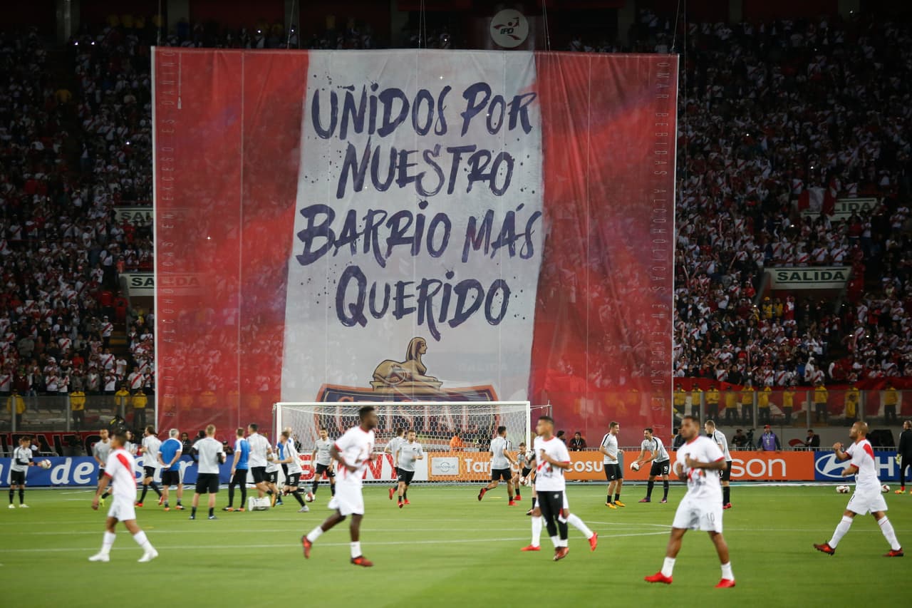 La unidad llegó hasta el estadio Nacional para darle su respaldo a los jugadores que ahora son ídolos tras romper la sequía de un país futbolero por excelencia.